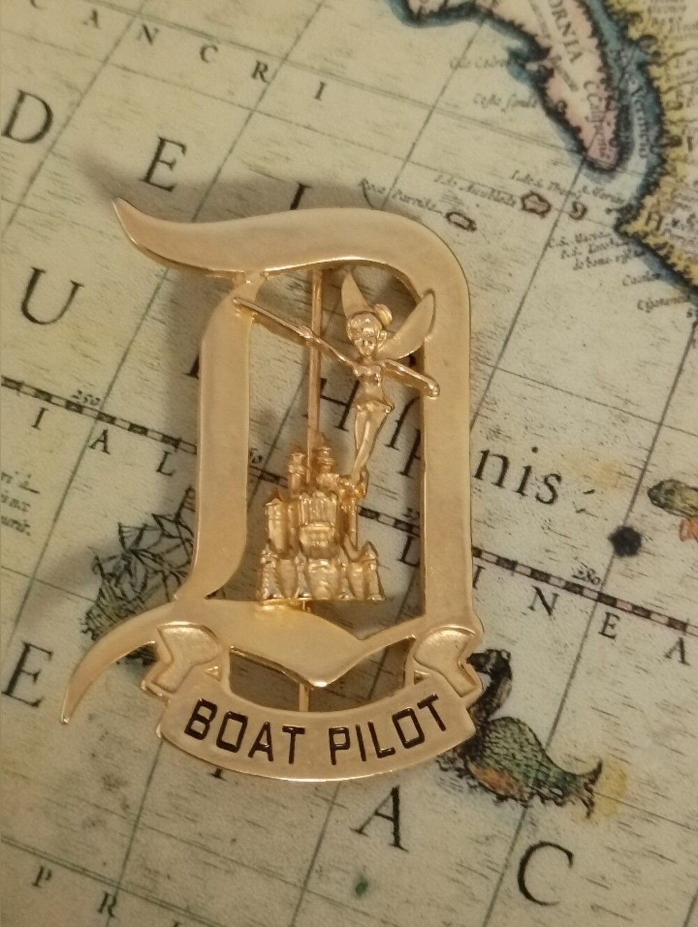 ❤️DISNEY TINKERBELL BOAT PILOT Cast Member Pin Brooch